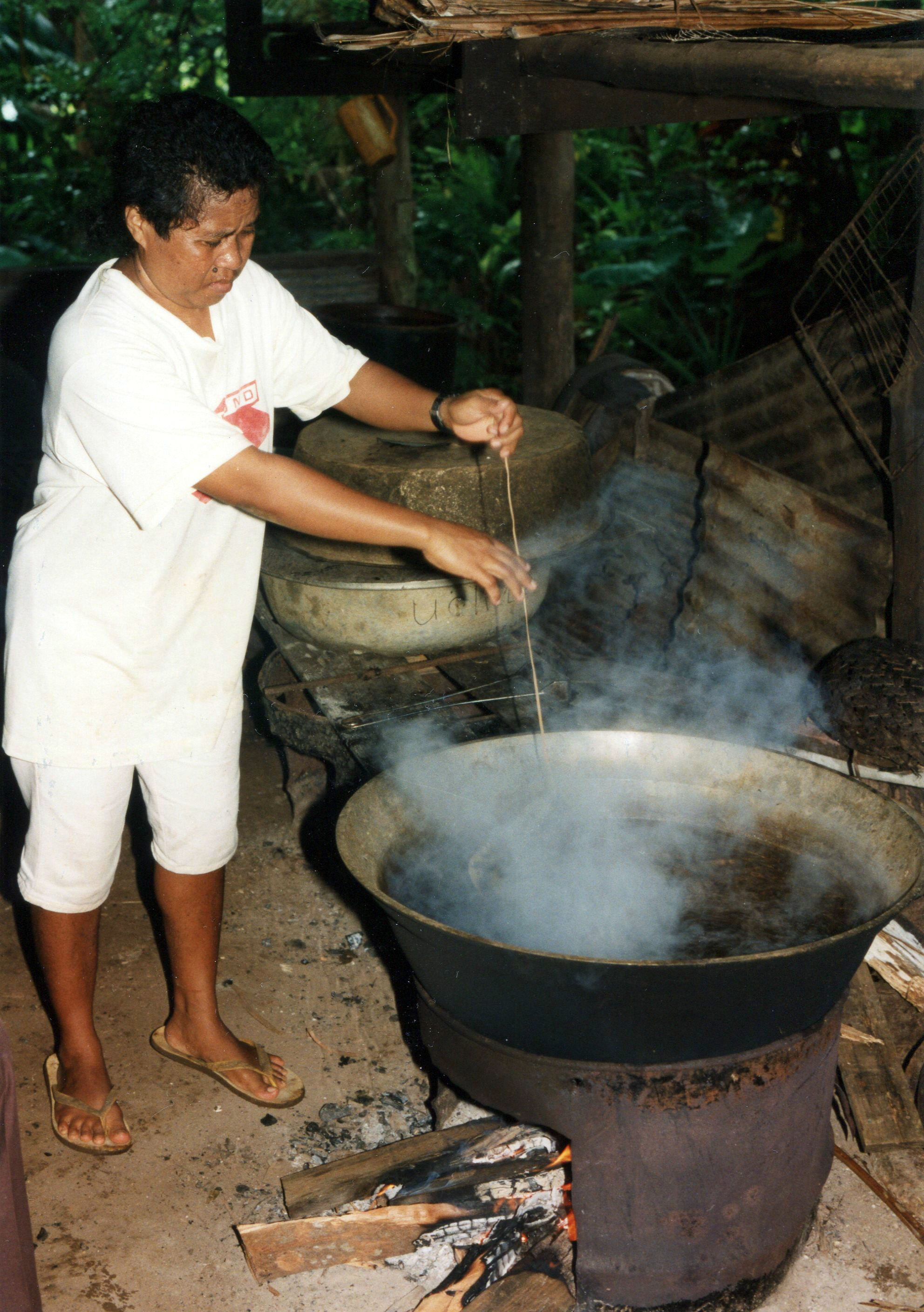 2. Frau Esebei kocht die eingepresste Schildpatt Platte  1994 Palau (Copyright T.Lautz)