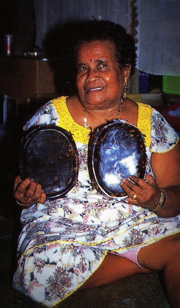 3. Frau Esebei mit 2 toluk eigener Herstellung; Palau (Copyright T.Lautz)
