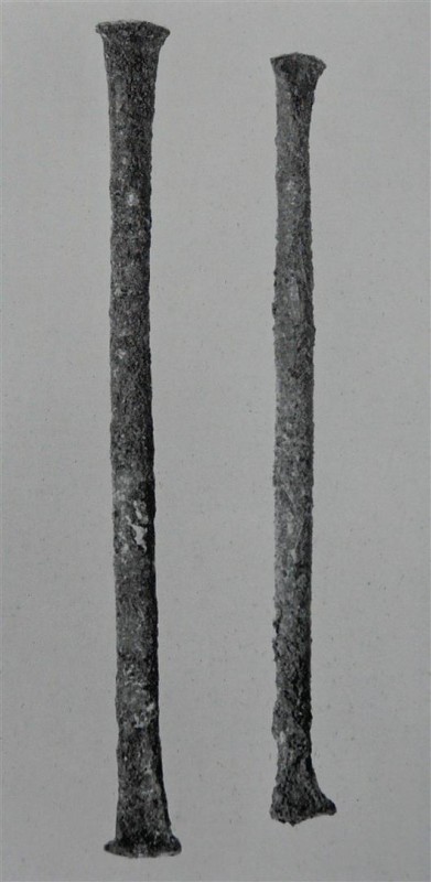 Abb.1 a (oben) : Kupferstabbarren aus den Ausgrabungen von Igbo-Ukwu, die nach Volavka ähnlich wie die milàmbula Kupferstabbarren der Ngoyo aussehen sollen. Die beiden Fotos sind nicht im gleichen Maßstab aufgenommen! (Beide Bilder aus Shaw, 1970 plate 383 