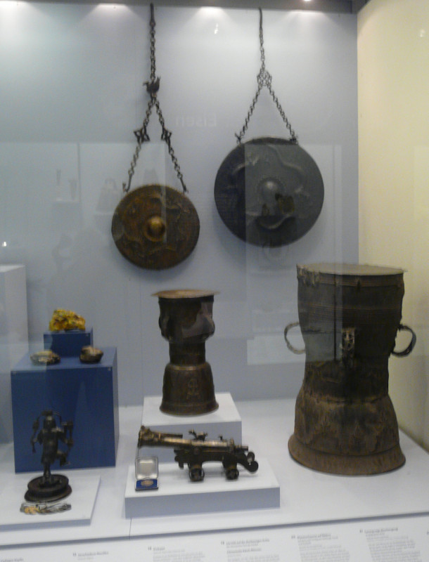 Vitrine Bronze. Mokko, Gong, Miniatur Kanone