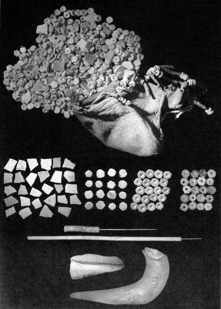 Abb.1: Die Tasche einer Khoisan Frau (oben) mit Straußenei Schalen in verschiedenen Verarbeitungsstadien (Mitte) und Werkzeugen zur Bearbeitung der Scheibchen (unten). (von L. Fourie um 1920 gesammelt; Museum Afrika in Johannesburg, aus M. Vanhaeren, 2005 S.536